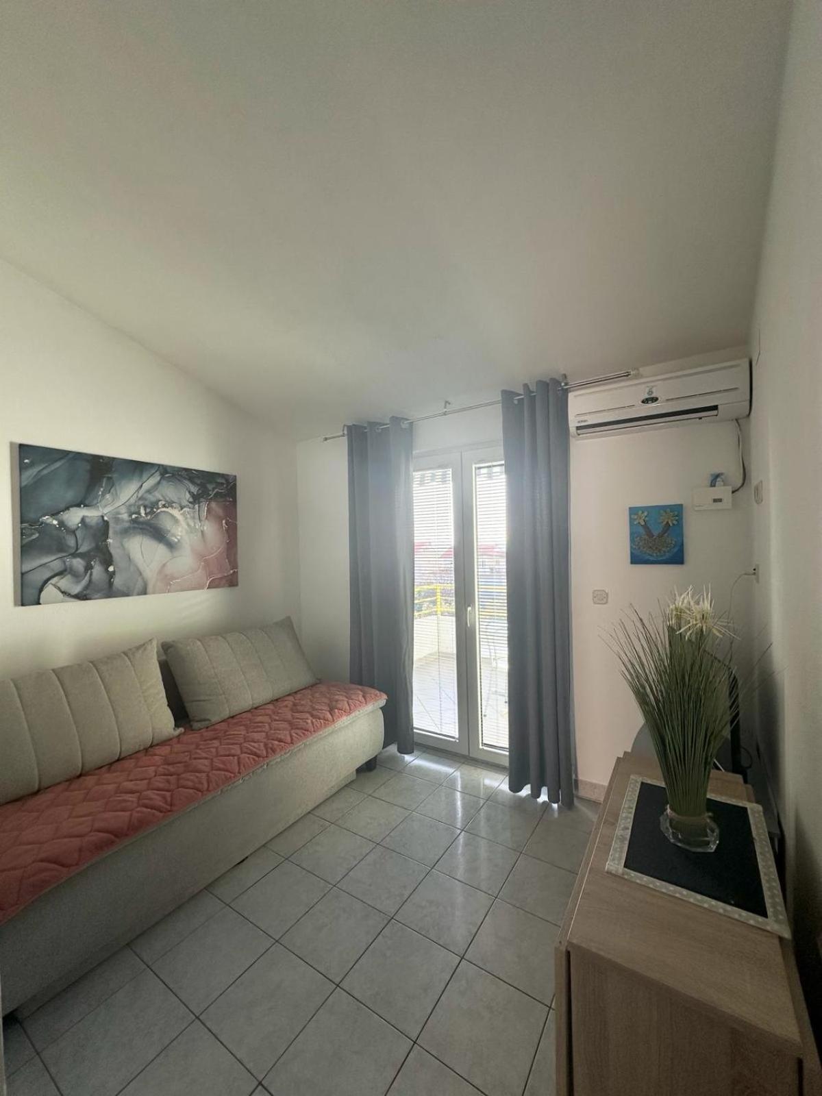Natali Apartment Podaca